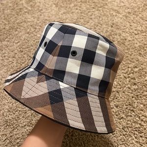 NWT Burberry bucket hat (authentic) size M